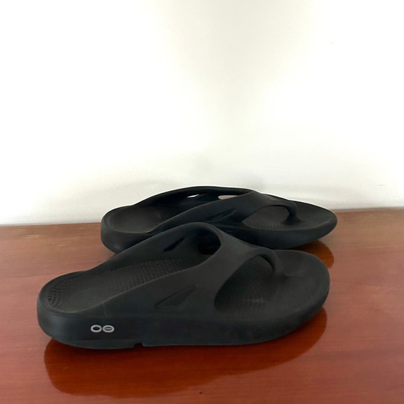 OOFOS Black Thong Rubber Comfort Flip-Flop Sandal Unisex - Picture 2 of 6